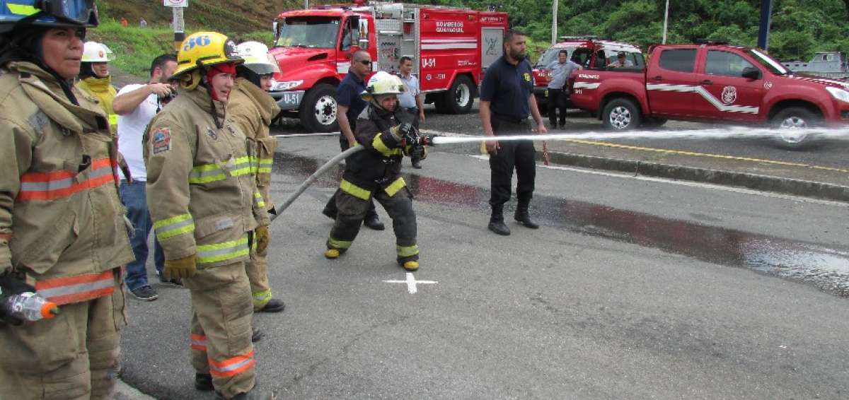 Entre fuego y sudor, las mujeres se han ganado un espacio en los bomberos