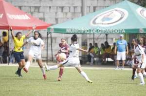 Espuce (blanco) cay&oacute; frente a Ferroviaria en el estadio Municipal Girardota. FOTO: Cortes&iacute;a Conmebol