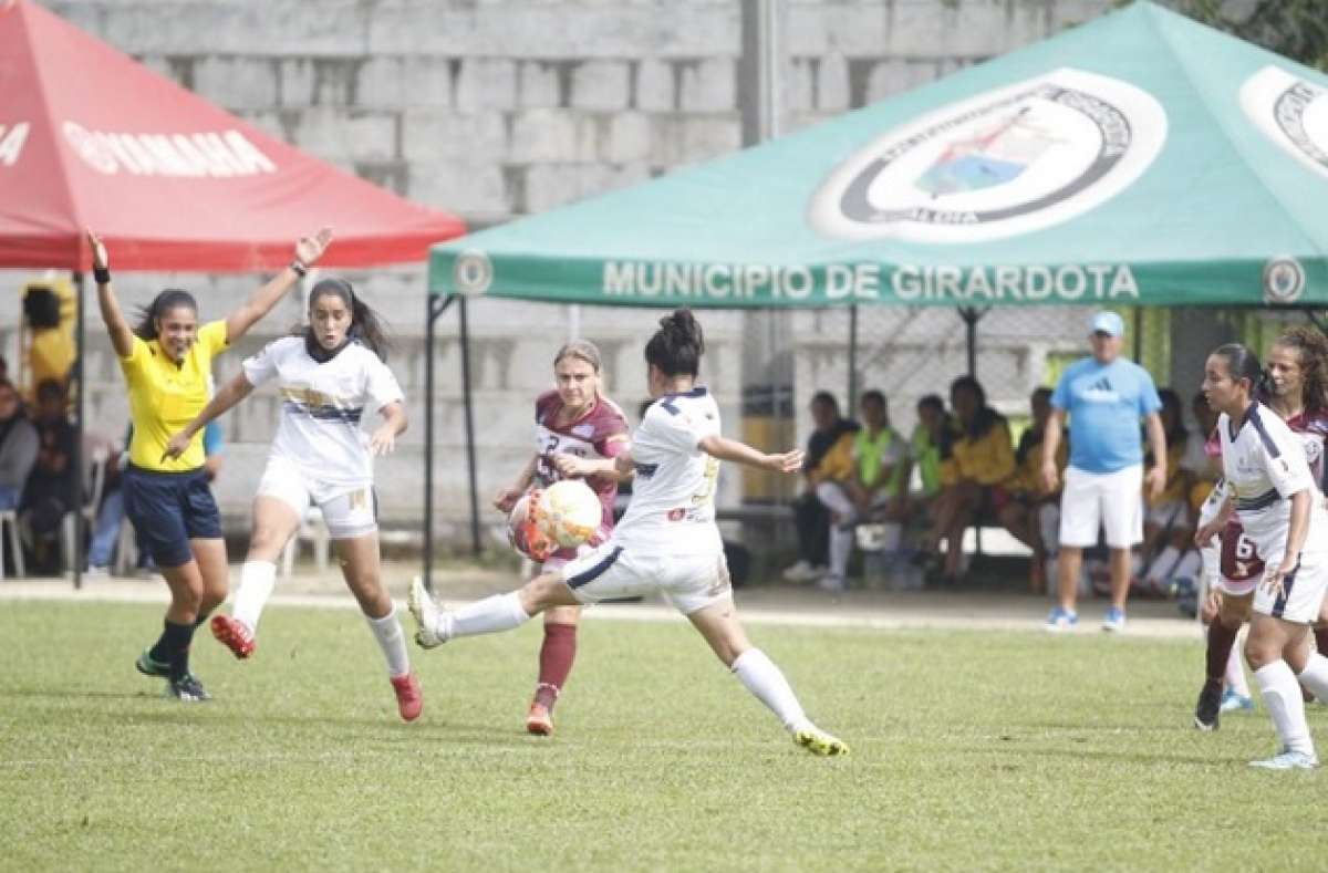 Espuce (blanco) cay&oacute; frente a Ferroviaria en el estadio Municipal Girardota. FOTO: Cortes&iacute;a Conmebol
