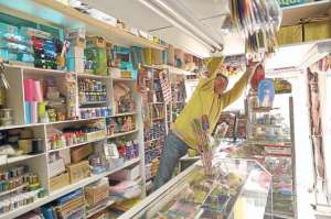 Patricio Rodr&iacute;guez, due&ntilde;o de librer&iacute;a Ilusi&oacute;n, adec&uacute;a y acomoda los insumos escolares que van llegando, en estos d&iacute;as, en las estanter&iacute;as de su local. Foto: Roberto Ch&aacute;vez / El Tel&eacute;grafo