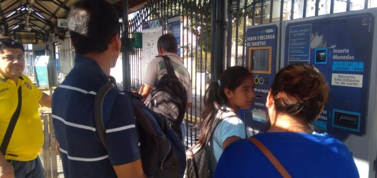 Usuarios de la Metrov&iacute;a se quejaron del servicio al no contar con un plan para este tipo de emergencias. 