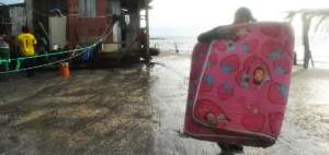 Algunos habitantes de la isla Jambel&iacute; tuvieron que evacuar a inicios de semana debido a las fuertes olas.