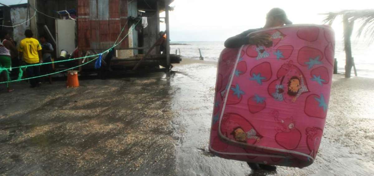 Algunos habitantes de la isla Jambel&iacute; tuvieron que evacuar a inicios de semana debido a las fuertes olas.