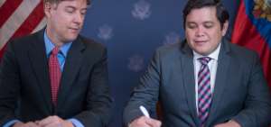  El c&oacute;nsul general Andrew Sherr y el alcalde de Salinas Daniel Cisneros, durante la firma del pacto.