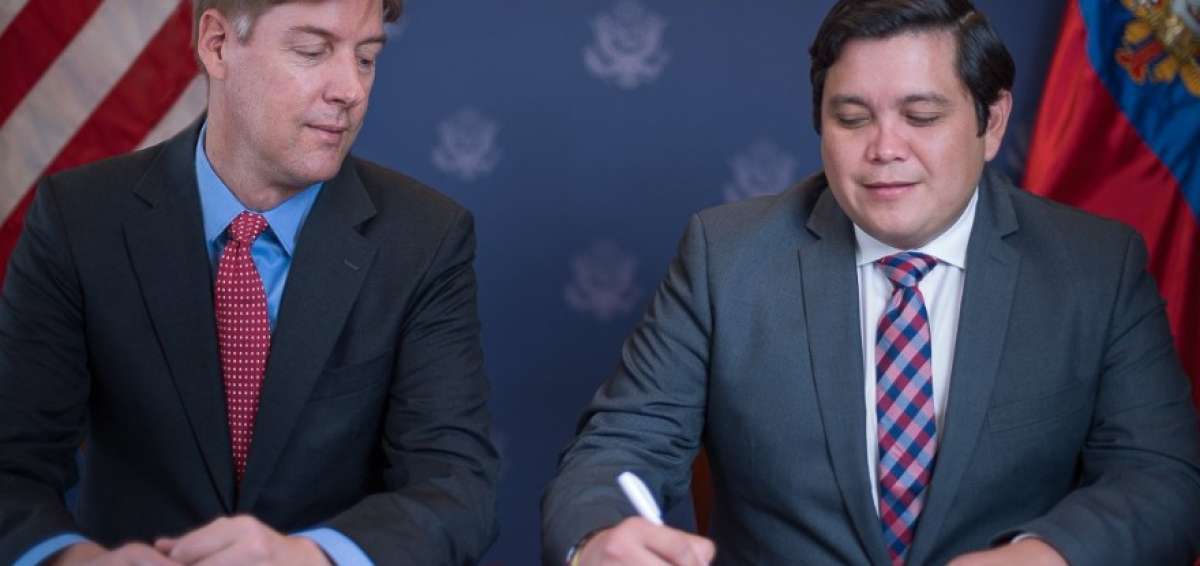  El c&oacute;nsul general Andrew Sherr y el alcalde de Salinas Daniel Cisneros, durante la firma del pacto.