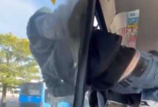 Ladrón quedó atrapado en la ventana de un bus del que intentó escapar en Rusia