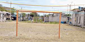 Una peque&ntilde;a cancha de tierra es lo &uacute;nico que tienen los ni&ntilde;os para hacer deporte. Foto: Cortes&iacute;a / UCSG