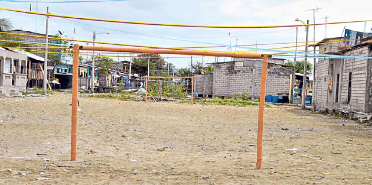 Una peque&ntilde;a cancha de tierra es lo &uacute;nico que tienen los ni&ntilde;os para hacer deporte. Foto: Cortes&iacute;a / UCSG