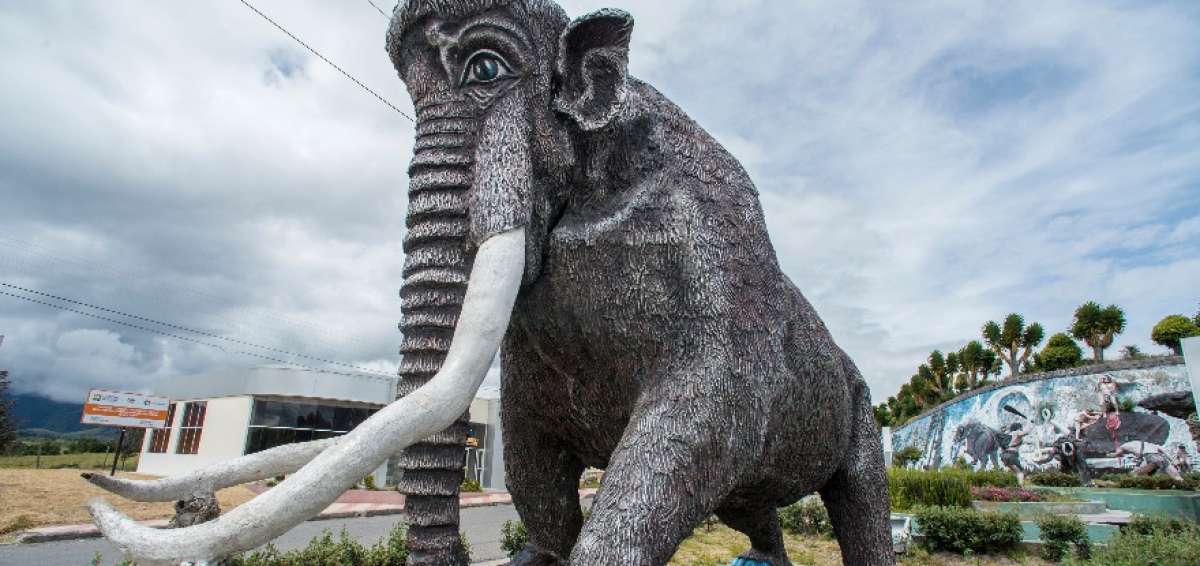 La representativa figura de un mamut da la bienvenida a los turistas que recorren el museo.
