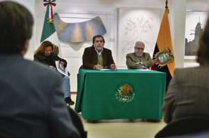 Mariana Falcon&iacute;, Iv&aacute;n O&ntilde;ate y Juan Valdano. Se estableci&oacute; una permanente comparaci&oacute;n entre Octavio Paz y Jorge Luis Borges. FOTO: ANDRES DARQUEA
