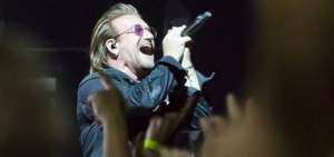 Desde las primeras canciones, Bono dio muestras de que estaba sufriendo dificultades con su voz.