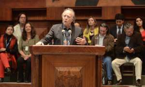 En entrevistas el cantautor espa&ntilde;ol Joan Manuel Serrat se describe como un latinoamericano de Barcelona. Ayer fue condecorado en la Asamblea Nacional. Fernando Sandoval / El Tel&eacute;grafo