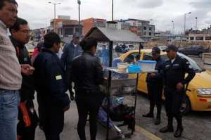  Las confrontaciones ocurren a diario en las zonas c&eacute;ntricas prohibidas para informales. Foto: Silvia Osorio |  para El Tel&eacute;grafo