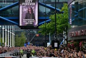 Entre lágrimas, rosas, cánticos y guitarras distorsionadas, miles de fanáticos acompañaron el último adiós a Ozzy Osbourne en Birmingham. 