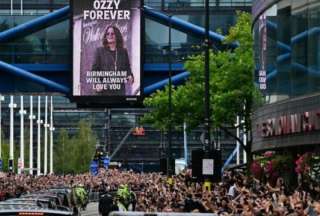 Entre lágrimas, rosas, cánticos y guitarras distorsionadas, miles de fanáticos acompañaron el último adiós a Ozzy Osbourne en Birmingham. 