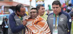 Byron Guam&aacute; (centro), con el rostro lleno de tierra, es asistido por integrantes del equipo ecuatoriano, tras caer a pocos metros de la meta.