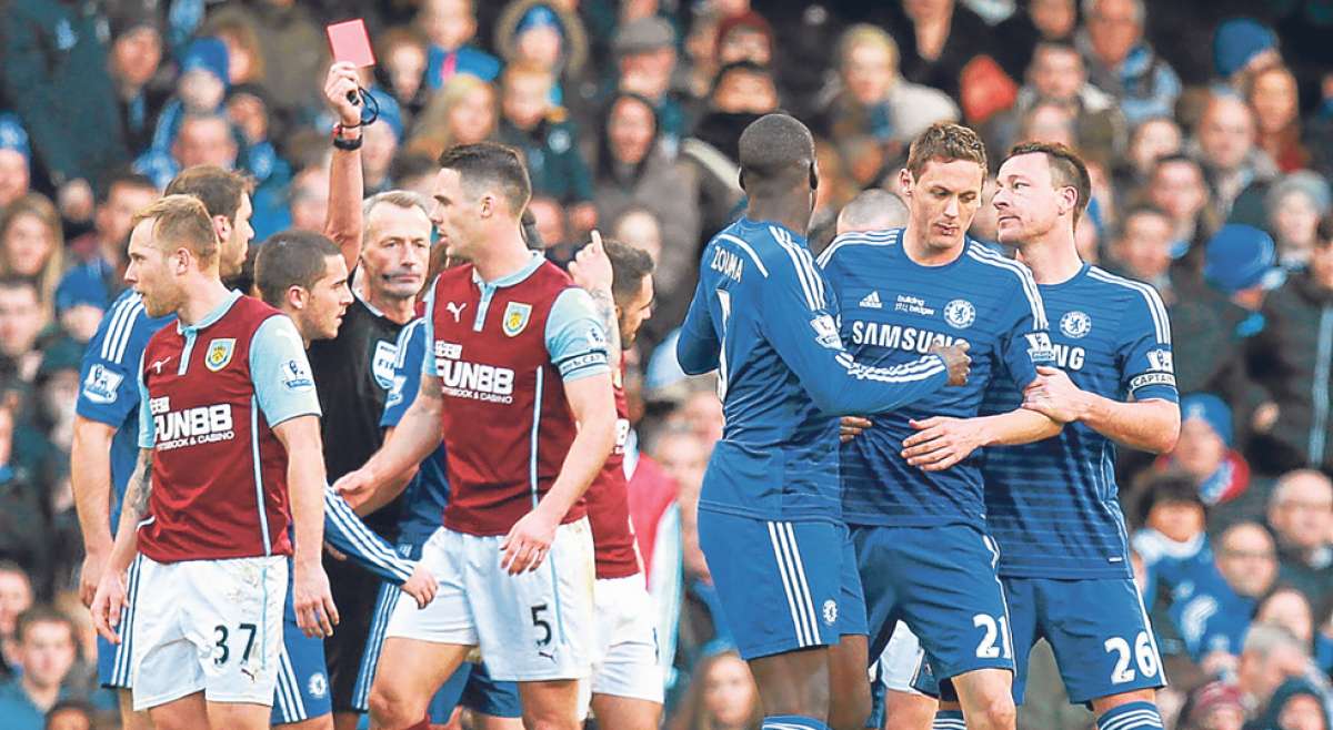 La expulsi&oacute;n de Nemanja Matic (21) marc&oacute; un antes y un despu&eacute;s del partido, pues el Burnley pudo empatar a 10 minutos del final. Foto: AFP