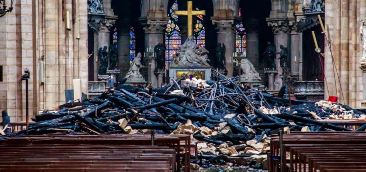 Vista del interior de la catedral de Notre Dame despu&eacute;s del incendio, en Par&iacute;s (Francia).