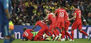 Jugadores ingleses festejando su pase a los cuartos de final.