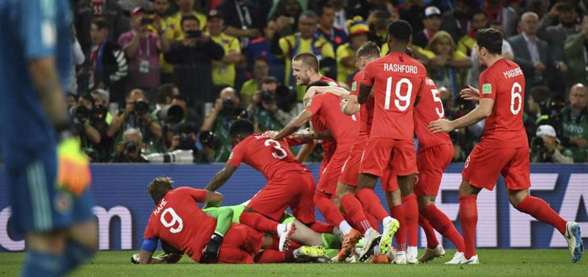 Jugadores ingleses festejando su pase a los cuartos de final.
