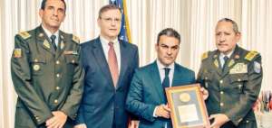 El ministro del Interior de Ecuador, Jos&eacute; Serrano, recibi&oacute; este lunes en Washington una condecoraci&oacute;n de la DEA. 