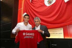 Ra&uacute;l Jim&eacute;nez posa con la camiseta del conjunto luso. Foto: @SL_Benfica