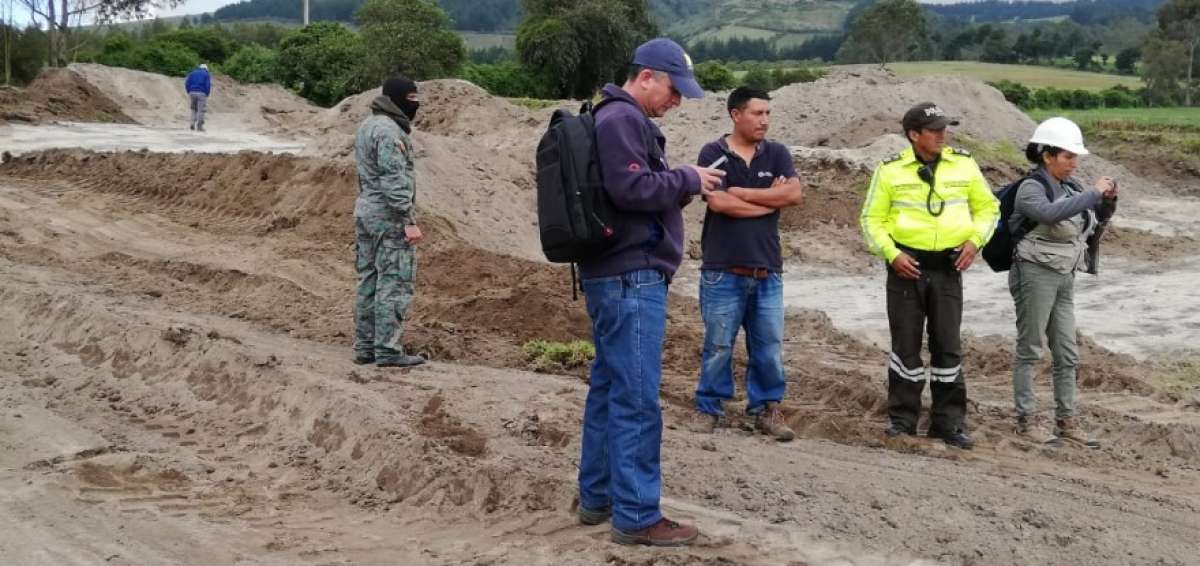 Funcionarios del Ambiente durante la suspensi&oacute;n de labores mineras.