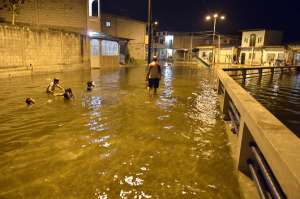Las calles de la 44 y Vacas Galindo (Suburbio de Guayaquil) parec&iacute;an piscinas en la noche del lunes. Foto: William Orellana / El Tel&eacute;grafo