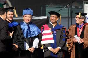 El presidente Rafael Correa saluda a los PhD Jos&eacute; Andrade (izq.), Fernando Albericio, Guruswami Ravichandran y Ares J. Rosakis. FOTO: CRISTIAN TINAJERO.