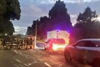 El ECU 911 informó que un camión se volcó en la av. Simón Bolívar, sector El Troje. 