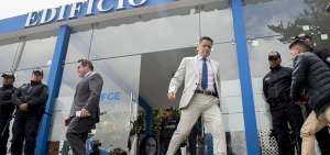 &Eacute;dgar Molina, abogado de Pamela M., sale de la Fiscal&iacute;a luego de que no se cumpliera la diligencia.