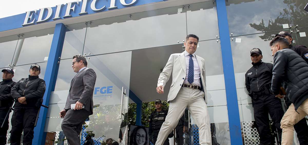 &Eacute;dgar Molina, abogado de Pamela M., sale de la Fiscal&iacute;a luego de que no se cumpliera la diligencia.