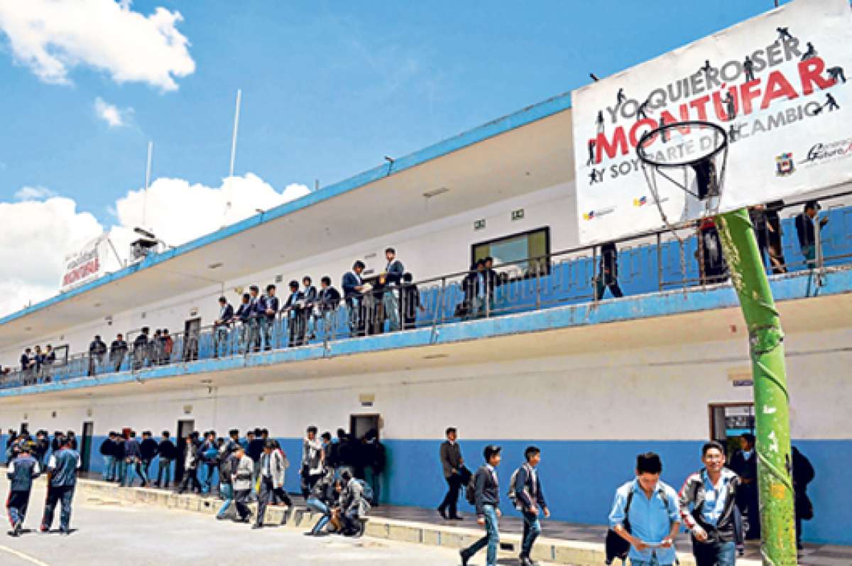 En el colegio Mej&iacute;a estudian 4.300 alumnos que reciben clases de 160 profesores. En la instituci&oacute;n hay expectativa por las obras de remodelaci&oacute;n. Foto: Santiago Aguirre/El Tel&eacute;grafo