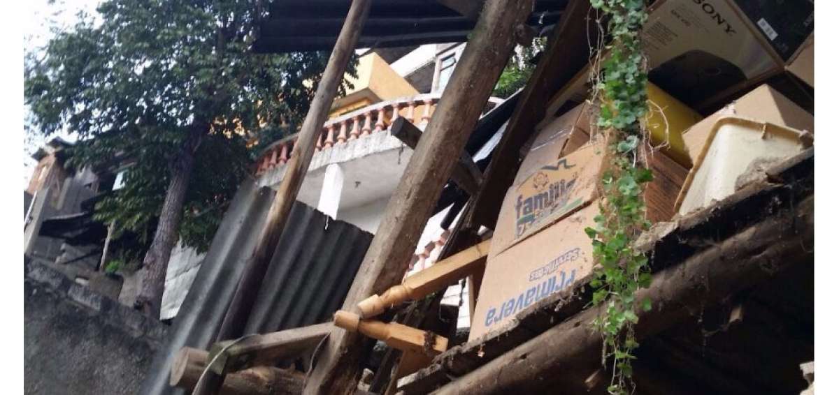 Deslizamiento de tierra produjo el colapso de una vivienda en el sector de La Floresta