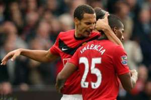 Rio Ferdinand fue compa&ntilde;ero de Antonio Valencia en el Manchester United. Foto: Archivo
