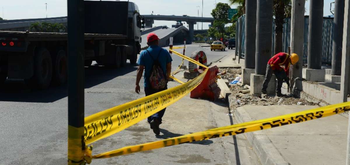 La instalaci&oacute;n de pilares en la av. P&iacute;o Jaramillo obliga a peatones a caminar por la calle o en medio de obra.