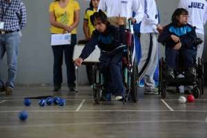 Los deportistas deben lanzar las pelotas y dejarlas cerca de la bola blanca para sumar puntos. Foto: Carina Acosta/ EL TEL&Eacute;GRAFO.