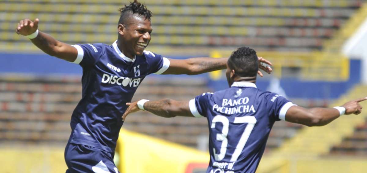 El zaguero central ecuatoriano Robert Arboleda (d) celebra uno de sus &uacute;ltimos tantos con la Universidad Cat&oacute;lica de Quito, antes de ser transferido a Brasil.