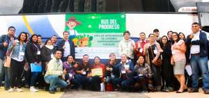 25 j&oacute;venes y el ministro de Agricultura, Xavier Lazo, iniciaron el recorrido del Bus del Progreso desde las instalaciones de la cartera de Estado en Quito.