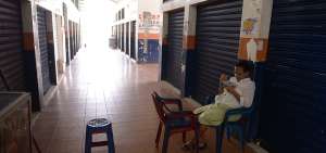 Los pocos comerciantes que llegan hasta el mercado se quejan de la falta de clientes en el sitio que permanece, en su mayor&iacute;a, sin ser utilizado.