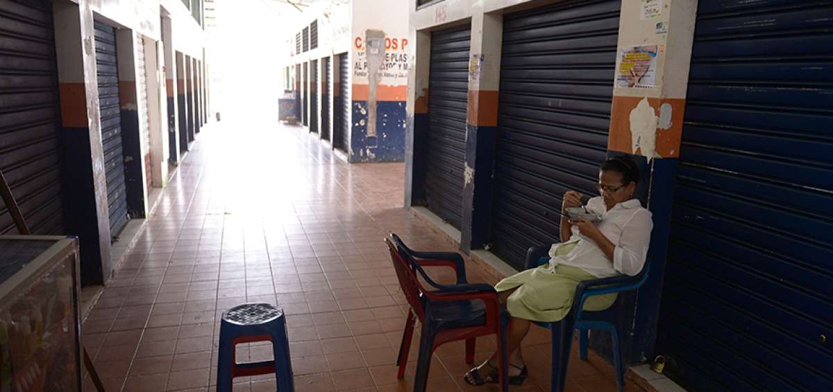 Los pocos comerciantes que llegan hasta el mercado se quejan de la falta de clientes en el sitio que permanece, en su mayor&iacute;a, sin ser utilizado.