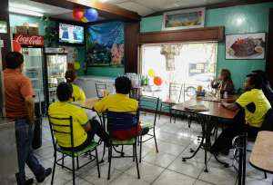 Los hinchas disfrutaron el partido desde un restaurante en el sector La Mariscal. Foto: &Aacute;lvaro P&eacute;rez/ EL TEL&Eacute;GRAFO.  