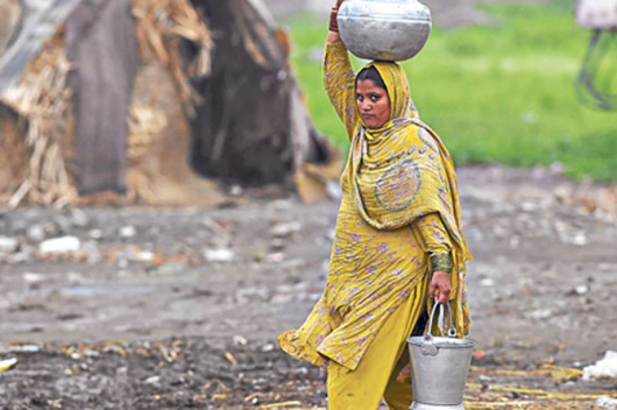 En Etiop&iacute;a, Sud&aacute;n o la India a&uacute;n se mantiene la costumbre de que la mujer camine por horas hasta buscar agua de los pozos. 