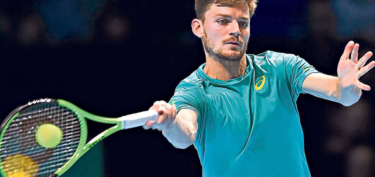 &rarr;El belga David Goffin mientras devuelve la pelota, en partido del Masters de Londres frente al austr&iacute;aco Dominic Thiem. Hoy jugar&aacute; la semifinal.