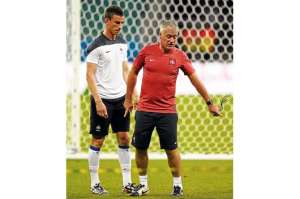 El seleccionador &lsquo;galo&rsquo; Didier Deschamps (der.) le da instruciones a Laurent Koscielny durante uno de los entrenamientos de este fin de semana. Foto: Efe