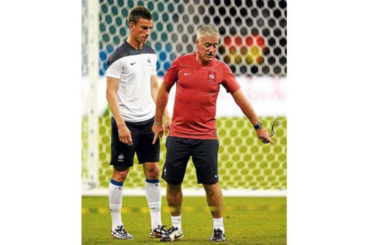 El seleccionador &lsquo;galo&rsquo; Didier Deschamps (der.) le da instruciones a Laurent Koscielny durante uno de los entrenamientos de este fin de semana. Foto: Efe