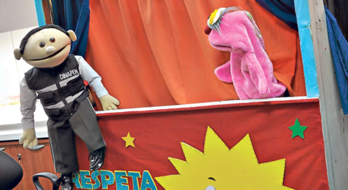 Dos marionetas son usadas por la Dinapen para explicar a los menores sobre la importancia de hacer respetar su cuerpo. Foto: Rodolfo P&aacute;rraga / El Tel&eacute;grafo