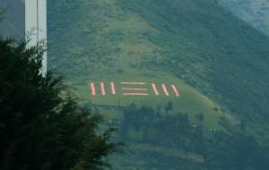 As&iacute; se ve el logo de New en las faldas del Pichincha. / Foto: John Guevara / El Tel&eacute;grafo 