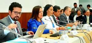 La presidenta del CNE, Diana Atamaint (c), en la Comisi&oacute;n de Fiscalizaci&oacute;n de la Asamblea.