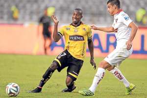 Cristian Penilla (izq.), de buen rendimiento en la presente temporada, en el &uacute;ltimo partido de Barcelona en el torneo local ante Liga de Quito. Foto: Archivo / El Tel&eacute;grafo.